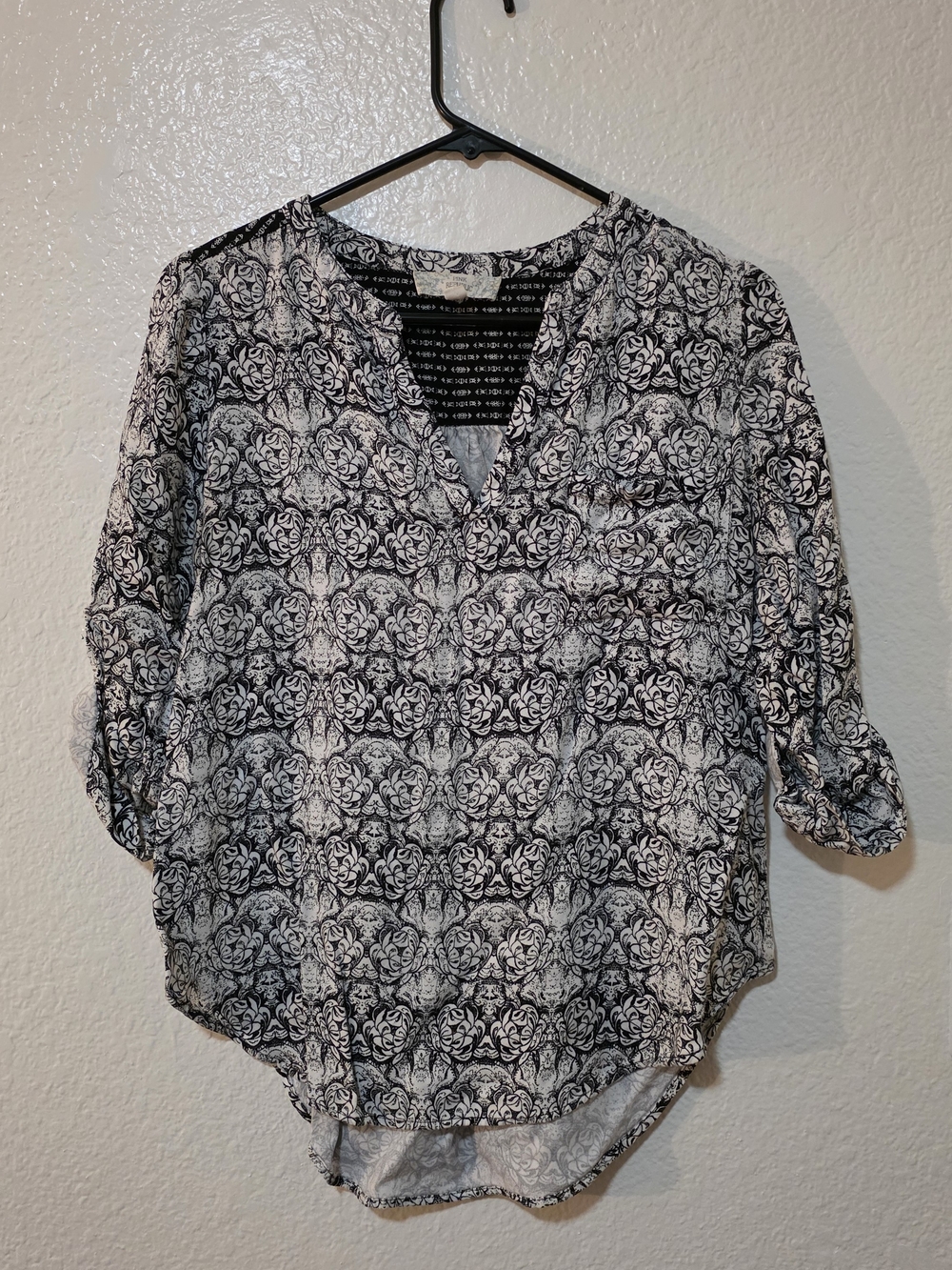 Pink Republic Black & White Floral-Print V-Neck Blouse